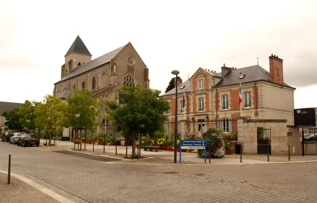 L’église Saint-Loup et la mairie d’Ingré, sur la place fleurie du bourg.