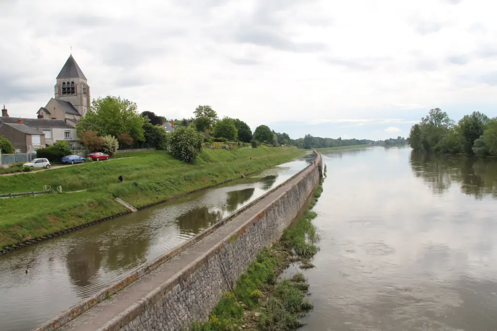 La Loire à Saint-Jean-de-Braye, avec le clocher de l’église Saint-Jean-Baptiste sur la rive.