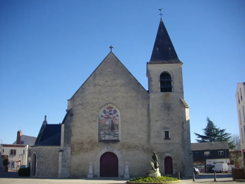 L’église Saint-Jean-Baptiste de Saint-Jean-le-Blanc, son clocher d’ardoise et une statue sur le parvis.